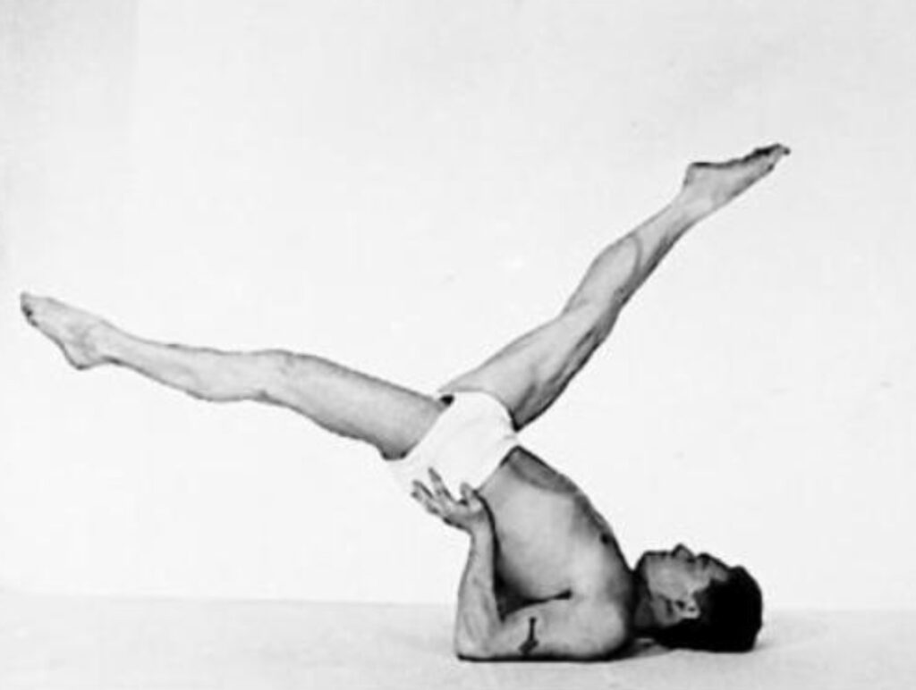 Joseph Pilates faisant des ciseaux de jambes