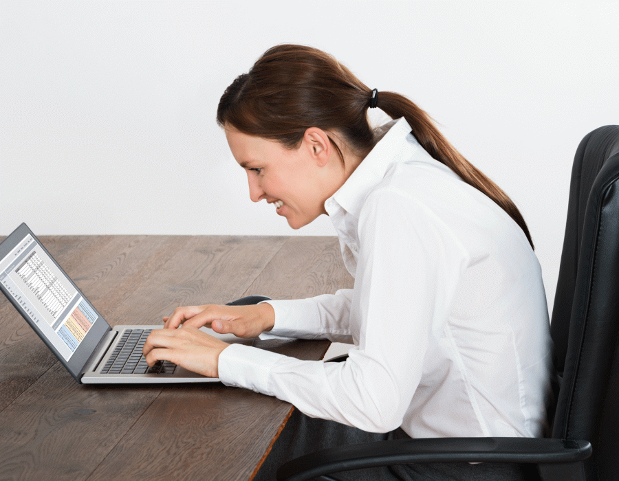 Employée de bureau avec une mauvaise posture
