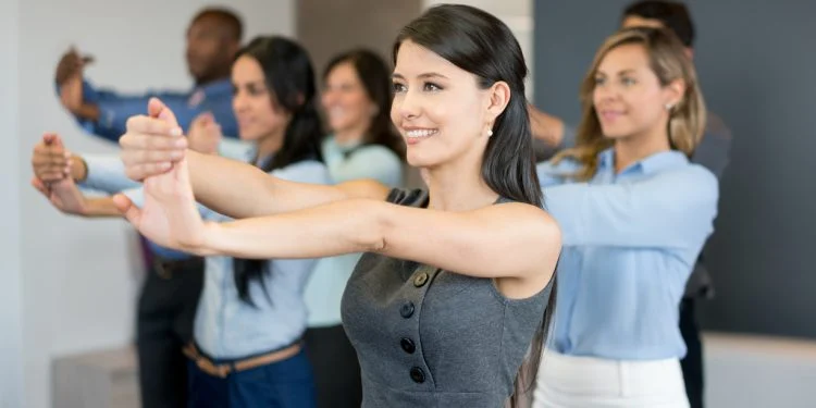Groupes de personnes pratiquant des étirements