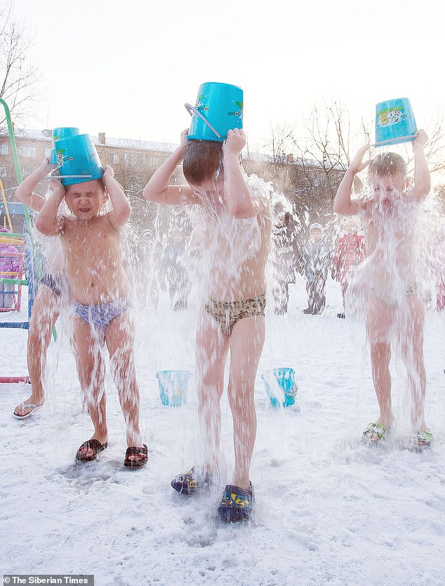 Pourquoi j'ai arrêté la Méthode - Wim Hof - enfants sibériens s'aspergeant d'eau froide