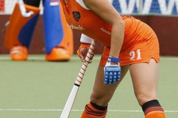 joueuse de hockey en posture d'attente