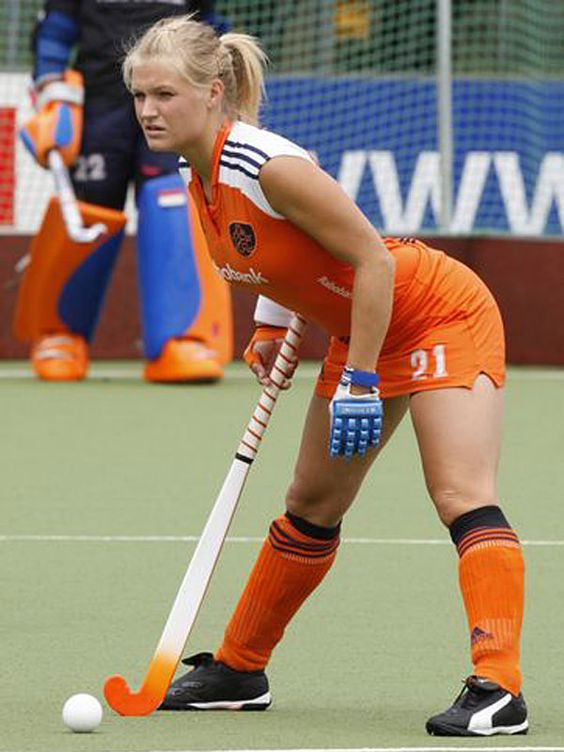 joueuse de hockey en posture d'attente