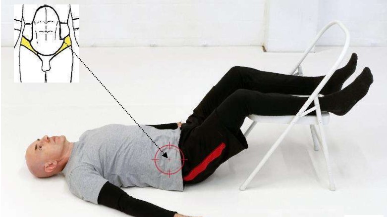 Exercice de relachement du psoas couché au sol, jambes surélevées