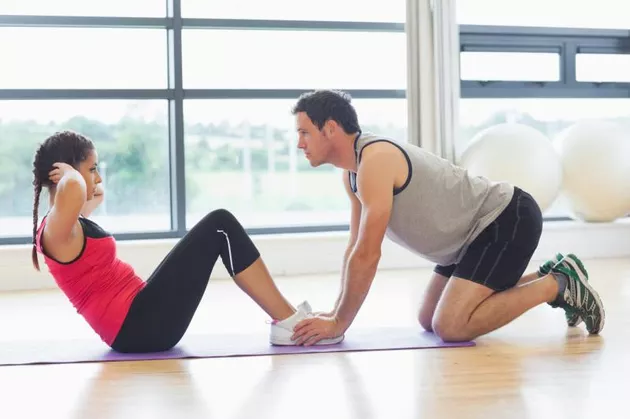 Jeune femme faisant des sit-ups