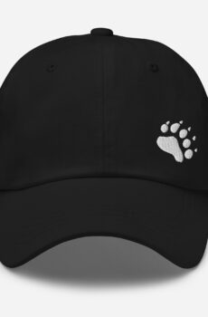 casquette à logo patte d'ours, symbole de résilience et de force