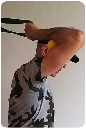 Jean-luc ANDRE démontrant un exercice de cécompression du coude avec une balle et un élastique