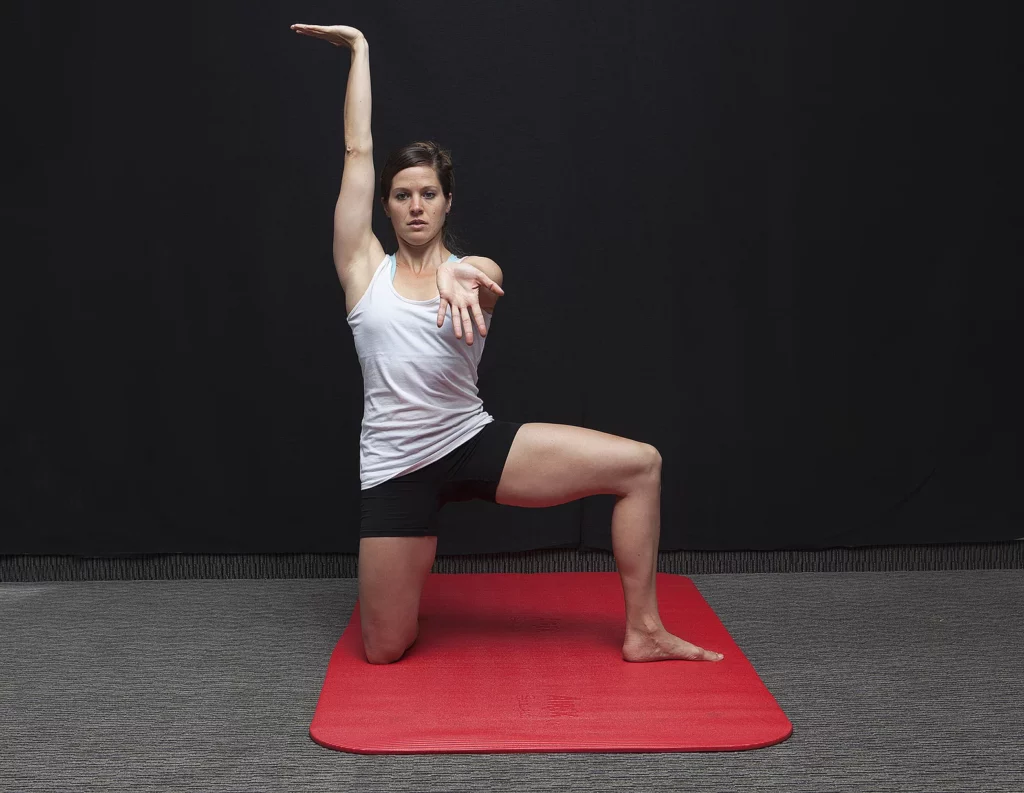Une jeune femmme démontrant un exercice Eldoa