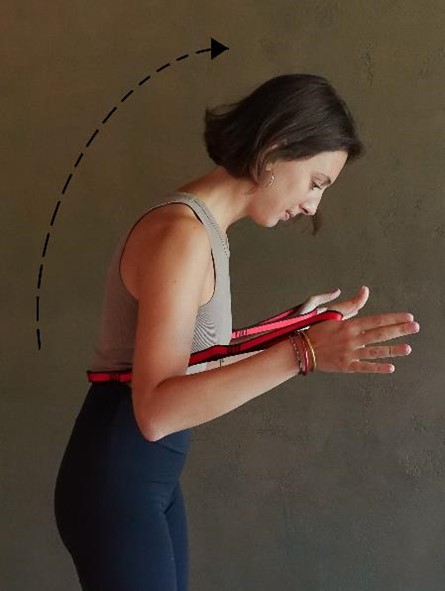 Le guide 2025 des exercices qui soulagent l'arthrose. Jeune femme décompressant son dos avec une sangle