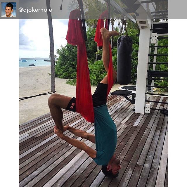 Posture de yoga suspendu pratiqué par Novak Djokovic