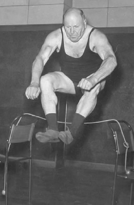 Georg Hackenschmidt sautant une chaise