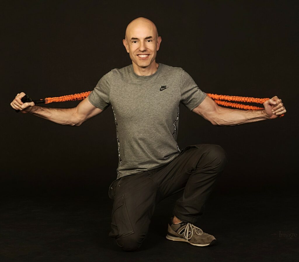 Jean-Luc ANDRE KineForce tenant un élastique